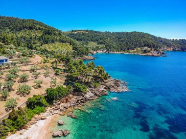 Chrisi Milia plajı ve Alonnisos adası, Sporades, Yunanistan ve Avrupa 'daki kayalık alan üzerindeki hava aracı görüntüsü