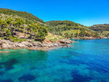 Chrisi Milia plajı ve Alonnisos adası, Sporades, Yunanistan ve Avrupa 'daki kayalık alan üzerindeki hava aracı görüntüsü