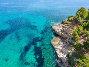 Chrisi Milia plajı ve Alonnisos adası, Sporades, Yunanistan ve Avrupa 'daki kayalık alan üzerindeki hava aracı görüntüsü