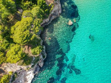 Chrisi Milia plajı ve Alonnisos adası, Sporades, Yunanistan ve Avrupa 'daki kayalık alan üzerindeki hava aracı görüntüsü