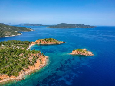 Chrisi Milia plajı ve Alonnisos adası, Sporades, Yunanistan ve Avrupa 'daki kayalık alan üzerindeki hava aracı görüntüsü