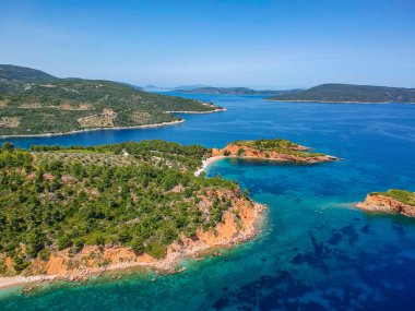Chrisi Milia plajı ve Alonnisos adası, Sporades, Yunanistan ve Avrupa 'daki kayalık alan üzerindeki hava aracı görüntüsü