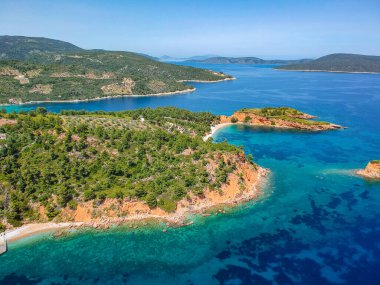 Chrisi Milia plajı ve Alonnisos adası, Sporades, Yunanistan ve Avrupa 'daki kayalık alan üzerindeki hava aracı görüntüsü