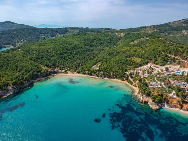 Chrisi Milia plajı ve Alonnisos adası, Sporades, Yunanistan ve Avrupa 'daki kayalık alan üzerindeki hava aracı görüntüsü