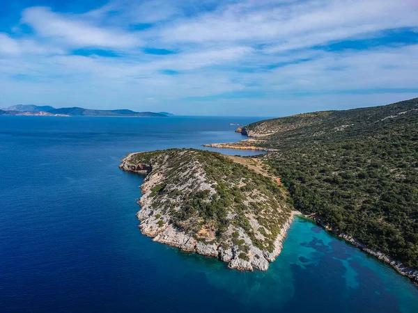 Yunanistan 'ın Alonnisos kentindeki Gerakas limanının hava panoramik manzarası. Sporades Ege Denizi, Yunanistan ve Avrupa 'da kayalık oluşumu ve doğal fiyort benzeri körfeze sahip güzel bir manzara