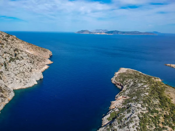 Yunanistan 'ın Alonnisos kentindeki Gerakas limanının hava panoramik manzarası. Sporades Ege Denizi, Yunanistan ve Avrupa 'da kayalık oluşumu ve doğal fiyort benzeri körfeze sahip güzel bir manzara