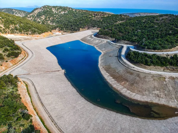 Yunanistan 'ın Alonnisos adasındaki insan yapımı gölün panoramik manzarası. Proje, Alonnisos, Sporades, Yunanistan ve Avrupa adasındaki su sıkıntısına çözüm olarak kuruldu.