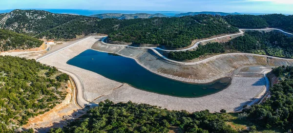 Yunanistan 'ın Alonnisos adasındaki insan yapımı gölün panoramik manzarası. Proje, Alonnisos, Sporades, Yunanistan ve Avrupa adasındaki su sıkıntısına çözüm olarak kuruldu.