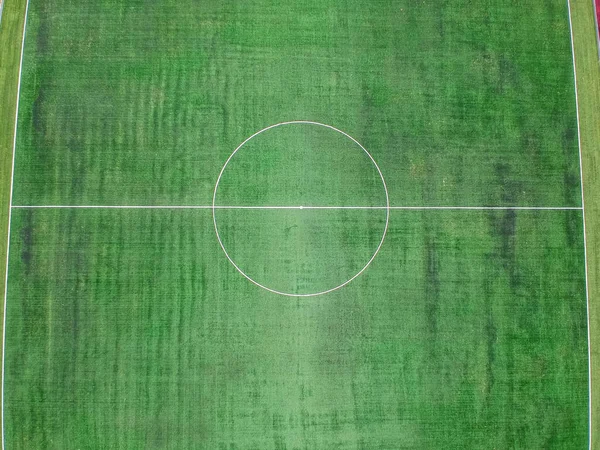 実際のサッカー場 空中ドローンのトップダウンビュー — ストック写真