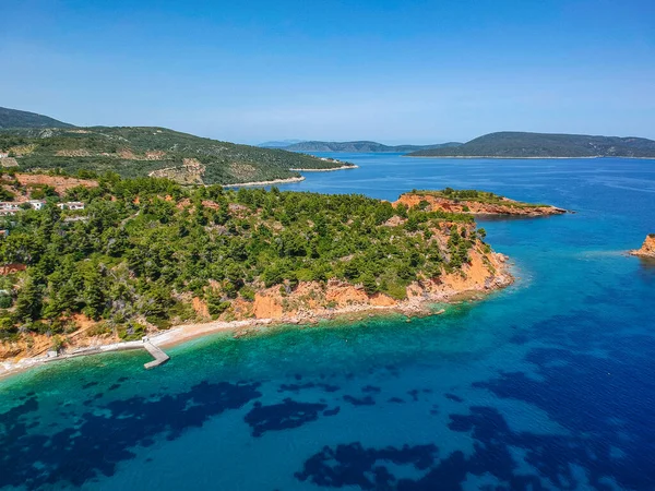 クリスティー ミリア ビーチとアロニソス島 スポラデス島 ギリシャ ヨーロッパの岩に囲まれたエリアを見下ろす空中ドローンビュー — ストック写真