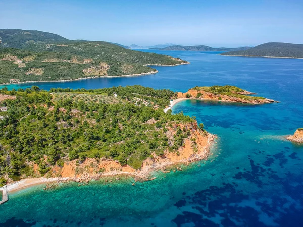 クリスティー ミリア ビーチとアロニソス島 スポラデス島 ギリシャ ヨーロッパの岩に囲まれたエリアを見下ろす空中ドローンビュー — ストック写真