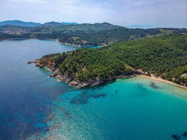 Chrisi Milia plajı ve Alonnisos adası, Sporades, Yunanistan ve Avrupa 'daki kayalık alan üzerindeki hava aracı görüntüsü