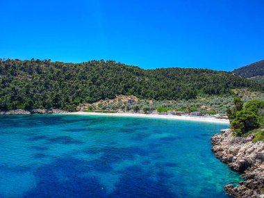 Alonnisos Adası, Sporades, Yunanistan ve Avrupa 'daki Leftos Gialos plajının hava manzarası