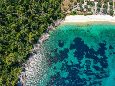 Alonnisos Adası, Sporades, Yunanistan ve Avrupa 'daki Leftos Gialos plajının hava manzarası