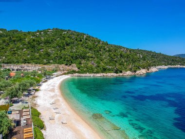 Alonnisos Adası, Sporades, Yunanistan ve Avrupa 'daki Leftos Gialos plajının hava manzarası