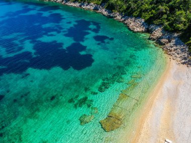 Alonnisos Adası, Sporades, Yunanistan ve Avrupa 'daki Leftos Gialos plajının hava manzarası