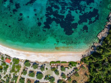 Alonnisos Adası, Sporades, Yunanistan ve Avrupa 'daki Leftos Gialos plajının hava manzarası