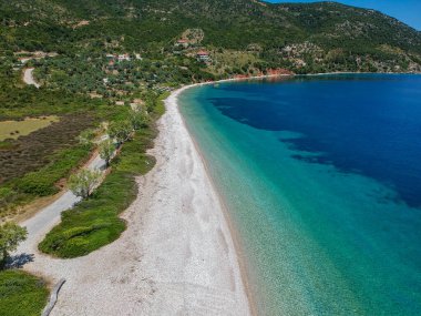 Alonnisos Adası, Sporades, Yunanistan ve Avrupa 'daki ünlü Agios Dimitrios (Saint Demetrios) plajının havadan aşağı manzarası