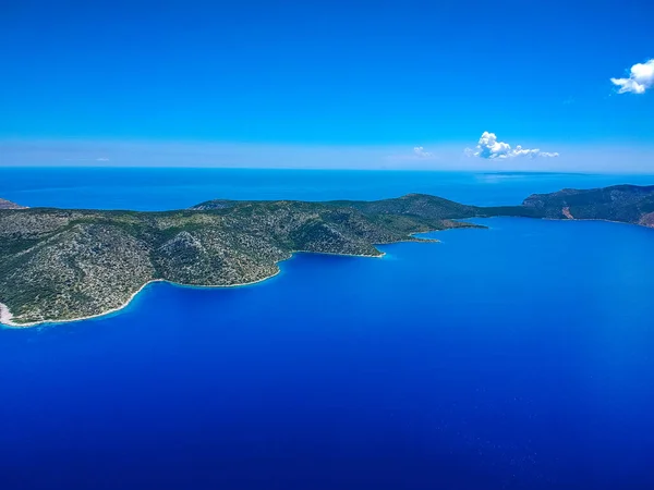 Yunanistan ve Avrupa 'da Alonnisos yakınlarındaki Peristera adasının havadan panoramik görüntüsü