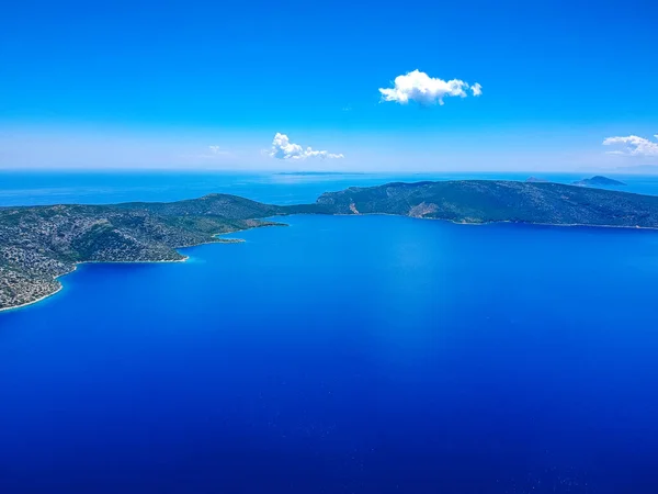 Yunanistan ve Avrupa 'da Alonnisos yakınlarındaki Peristera adasının havadan panoramik görüntüsü