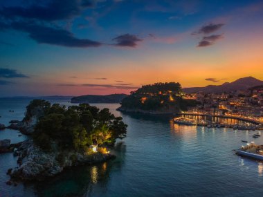 Parga kıyı kenti Epirus, Yunanistan üzerinde havadan panoramik şehir manzarası