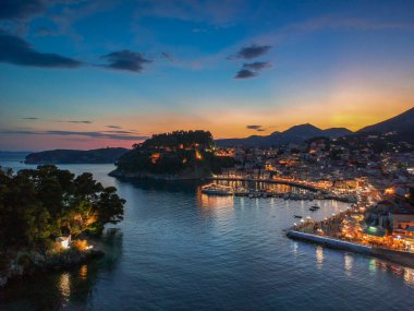 Parga kıyı kenti Epirus, Yunanistan üzerinde havadan panoramik şehir manzarası