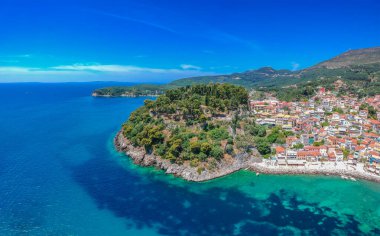 Parga kıyı kenti Epirus, Yunanistan üzerinde havadan panoramik şehir manzarası