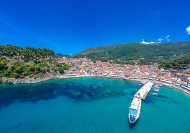 Parga kıyı kenti Epirus, Yunanistan üzerinde havadan panoramik şehir manzarası