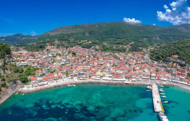 Parga kıyı kenti Epirus, Yunanistan üzerinde havadan panoramik şehir manzarası