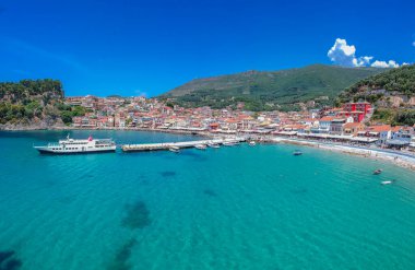 Parga kıyı kenti Epirus, Yunanistan üzerinde havadan panoramik şehir manzarası