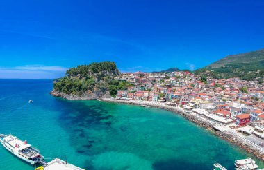 Parga kıyı kenti Epirus, Yunanistan üzerinde havadan panoramik şehir manzarası