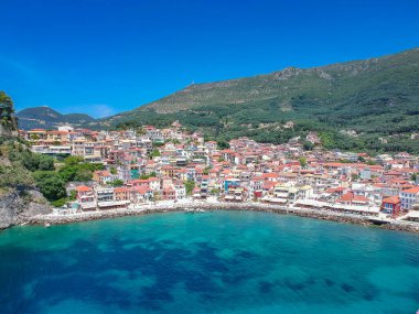 Parga kıyı kenti Epirus, Yunanistan üzerinde havadan panoramik şehir manzarası