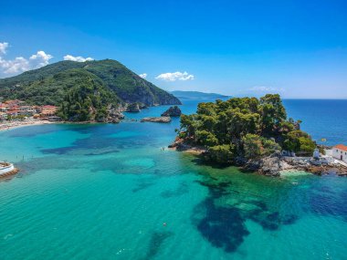 Parga kıyı kenti Epirus, Yunanistan üzerinde havadan panoramik şehir manzarası