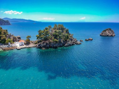 Parga kıyı kenti Epirus, Yunanistan üzerinde havadan panoramik şehir manzarası
