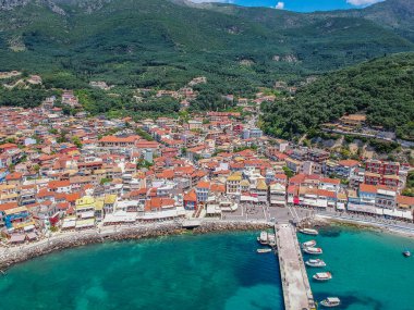 Parga kıyı kenti Epirus, Yunanistan üzerinde havadan panoramik şehir manzarası