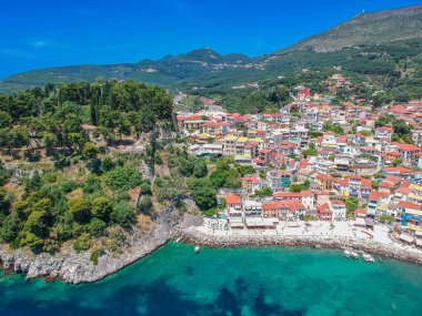 Parga kıyı kenti Epirus, Yunanistan üzerinde havadan panoramik şehir manzarası