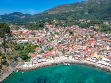 Parga kıyı kenti Epirus, Yunanistan üzerinde havadan panoramik şehir manzarası