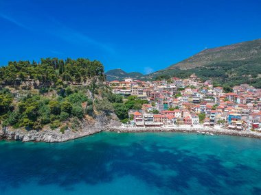 Parga kıyı kenti Epirus, Yunanistan üzerinde havadan panoramik şehir manzarası