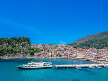 Parga kıyı kenti Epirus, Yunanistan üzerinde havadan panoramik şehir manzarası