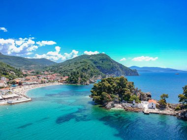 Parga kıyı kenti Epirus, Yunanistan üzerinde havadan panoramik şehir manzarası