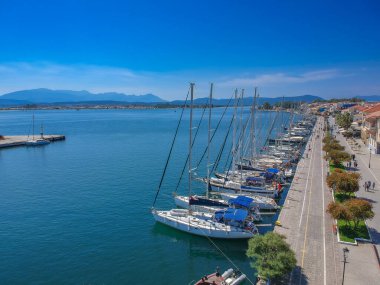 Bahar zamanı ünlü Preveza şehir limanı ve teknelerinin hava manzarası. Preveza Yunanistan 'ın kuzeybatısında, Epirus bölgesinde, Ambrakya Körfezi ağzında yer alan güzel bir kasabadır..