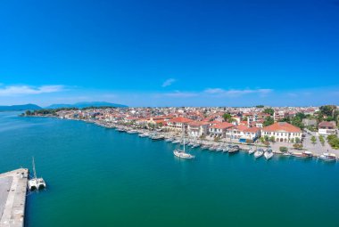 Bahar zamanı ünlü Preveza şehir limanı ve teknelerinin hava manzarası. Preveza Yunanistan 'ın kuzeybatısında, Epirus bölgesinde, Ambrakya Körfezi ağzında yer alan güzel bir kasabadır..