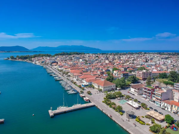Bahar zamanı ünlü Preveza şehir limanı ve teknelerinin hava manzarası. Preveza Yunanistan 'ın kuzeybatısında, Epirus bölgesinde, Ambrakya Körfezi ağzında yer alan güzel bir kasabadır..