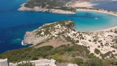Yunanistan 'ın Messenia kentindeki ünlü yarı dairesel kumlu plaj ve Voidokilia lagününün hava manzarası