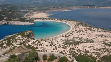 Yunanistan 'ın Messenia kentindeki ünlü yarı dairesel kumlu plaj ve Voidokilia lagününün hava manzarası