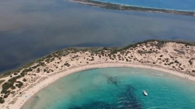 Yunanistan 'ın Messenia kentindeki ünlü yarı dairesel kumlu plaj ve Voidokilia lagününün hava manzarası