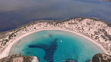 Yunanistan 'ın Messenia kentindeki ünlü yarı dairesel kumlu plaj ve Voidokilia lagününün hava manzarası