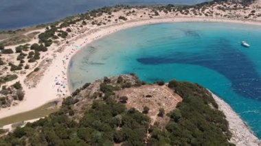 Yunanistan 'ın Messenia kentindeki ünlü yarı dairesel kumlu plaj ve Voidokilia lagününün hava manzarası