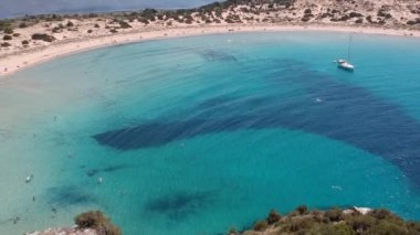 Yunanistan 'ın Messenia kentindeki ünlü yarı dairesel kumlu plaj ve Voidokilia lagününün hava manzarası