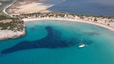 Yunanistan 'ın Messenia kentindeki ünlü yarı dairesel kumlu plaj ve Voidokilia lagününün hava manzarası
